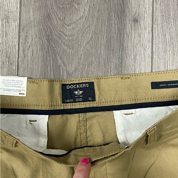 NWT Dockers® Men's Straight Fit Chino Khaki with Stretch for Comfort, 32x30 - Picture 6 of 7